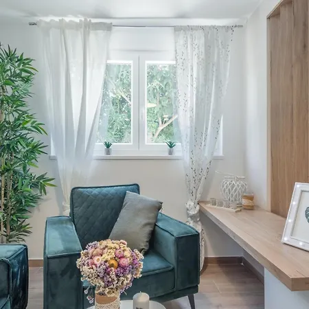 Norah With Private Parking Apartment